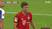 拜仁右路反击打穿柏林防线 穆勒弧顶位置射门差之毫厘