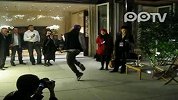 美国驻华大使骆家辉观看特殊舞蹈 ”Jookin”的视频舞者为“LilBuck”