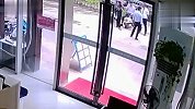 合肥一小区天降鸡蛋大的石头 男子被砸头破血流