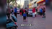 大妈们跳舞阻挡女司机离开，拒让路狂踹汽车嚣张回怼：我怕谁呀！