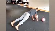 蒂亚戈赛后恢复训练 交叉手玩平板支撑翘臀太诱人