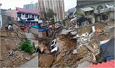 陕西榆林突降暴雨 居民区道路坍塌天然气闪爆 汽车家具掉入深坑