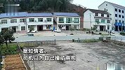 幼童奔跑过马路，遭小车撞飞一动不动，知情人：司机以为撞了条狗