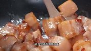 很多人做红烧肉不是先焯水就是直接下锅炒，其实都不对，您看好咯