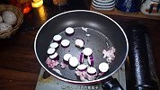紫茄子怎么做好吃，简单又好吃的紫茄子炒肉丝，超级下饭