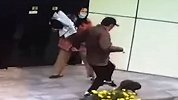 北京女子遛狗不栓绳 大爷怒骂一脚踹飞宠物狗