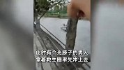 边砸车窗边拉人！成都市民合力救起落水司机：是个四川人都会这么干