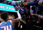 NBA球员送鞋成瘾 希尔德赛后将战靴送给小球迷