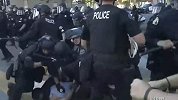抗议“黑人之死”蔓延全美多地 加州警察围殴示威者并拔枪警告
