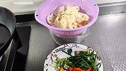 藕片怎么炒清脆爽口？大厨教你1个小技巧，瞬间变成特色菜