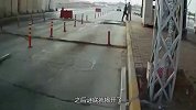 货车失控冲向收费站，下一秒的画面不忍心看第二眼