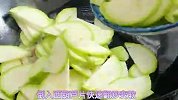 西葫芦这样做清脆爽口解油腻，汤汁也可以用来拌饭吃