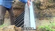 大叔在水渠里徒手建造水力发电站，轻松解决村里用电问题，太牛了