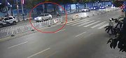 罚款加赔钱！男子酒驾被查弃车逃跑 不料汽车溜坡撞向街边保时捷