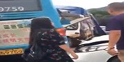实拍货车与公交车碰撞瞬间：后车避让不及连环追尾 乘客被甩飞