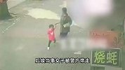 女童被陌生女子拉走，家长及时发现抱回孩子，女子当场被警方控制