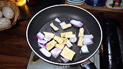 炒腐竹的家常做法，简单又好吃的洋葱炒腐竹，超级开胃