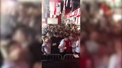 球队获胜英格兰球迷乐疯 酒吧秒变啤酒浴现场
