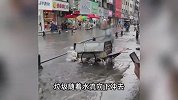 环卫工在雨天工作，竟直接把垃圾倒马路上顺积水漂走，社区：解雇