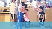 胡可机场对小鱼儿温柔“摸头杀”，安吉吃醋闹情绪