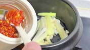一碗热腾腾辣牛肉汤，15分钟搞定！太好吃了吧
