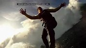 旅游-牛人在78英尺高的波浪上玩冲浪