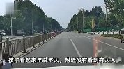 家长不在身边，男童穿梭机动车道“霸街”，后车纷纷避让不敢喘气