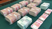 实拍浙江警方抓捕诈骗嫌疑人 打开箱子全是成捆现金