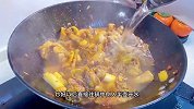 炖鸡肉时不要直接就焯水，饭店大厨教你的绝招，鲜香入味太好吃了