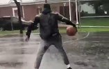 绝对是真爱！国外小哥暴风雨中打篮球
