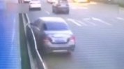【深圳】监拍奔驰直冲爬上护栏 撞上2000万有轨电车