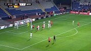 下半场补时第3分钟伊斯坦布尔球员托帕尔射门 - 打偏