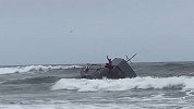 美国一海岸船只倾覆致3死：事发时海面波涛汹涌，有人挥手求救