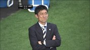 J联赛-14赛季-联赛-第33轮-鸟栖砂岩主教练吉田恵场边搞怪表情逗乐解说-花絮