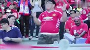 足球-15年-曼联球迷乱入红军看台 大跳肚皮舞无奈被嘘-专题