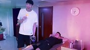 搞怪！周琦边吃雪糕边给阿不都按摩 配《功夫》台词令人笑喷