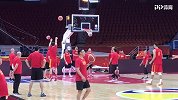 【PP体育在现场】男篮赛前开练 李楠背对媒体与雅尼斯交流
