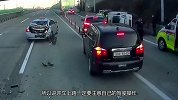 出租车急刹插队，惨被大货车狠狠教训！