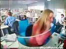 美女在办公室煲电话粥的超严重后果