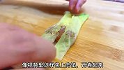 白菜和肉卷在一起，像这样蒸一蒸，鲜嫩多汁也太好吃了！