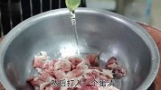 芹菜炒肉怎样做出饭店味道？掌握肉丝腌制滑油技巧，瞬间变身大厨