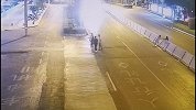 走“捷径”！两纹身女“玩”过头 不想走人行道竟推倒百米护栏