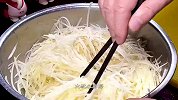 在家做土豆饼，别再放面粉和鸡蛋了，像我这样做，简单酥脆又好吃