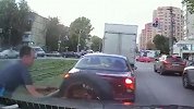 练过？！俄罗斯一司机为保护爱车 徒手拦下迎面飞来轮胎