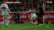 上半场补时第1分钟斯图加特球员阿斯卡西瓦尔抢断成功