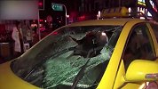 距离近被拒载 醉酒男踹破的士玻璃