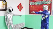 真人奥特曼：小学生上学途中被外星人控制，奥特曼怒了放大招！