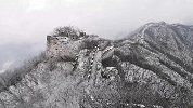 北京下雪啦！实拍春雪下的箭扣长城：银装素裹宛若水墨画