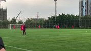 国足训练慢跑放松状态 里皮亲自搭训练器材