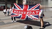 英格兰正经球迷已就位！拉起米字旗 十字军东征战袍上身